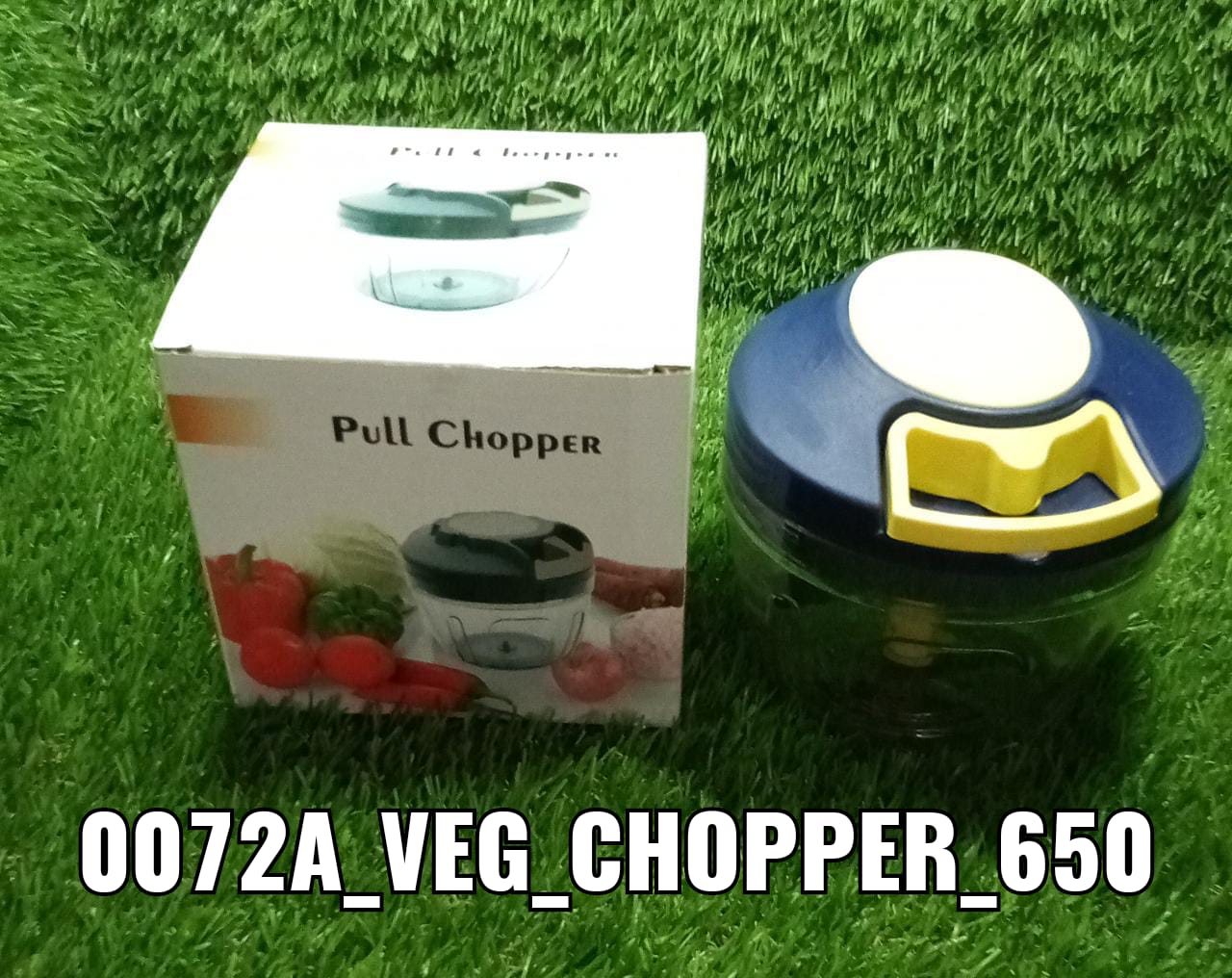 Chopper with blades for easy vegetable and fruit cutting Chopper with blades for easy vegetable and fruit cutting